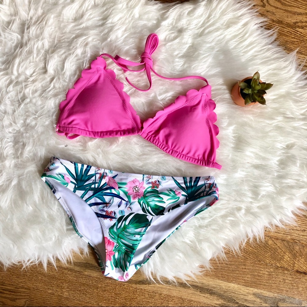 Scallop trim w/ Tropical print bikini set